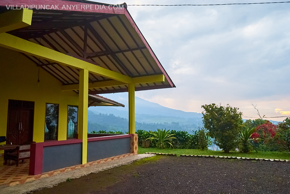 Villa Kuning Tugu Utara Puncak, Nikmati Panorama Gunung ...