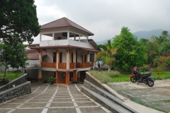 Villa Tebing Batulayang Puncak